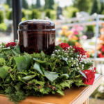 戶外墓園中擺放於木桌上的寵物骨灰罈，周圍以綠葉與紅玫瑰花圈環繞，氛圍莊重溫馨